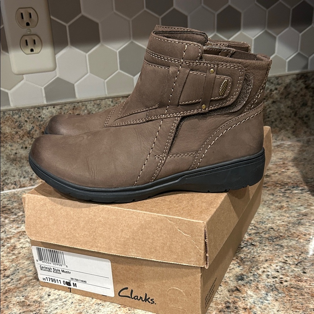 New Clarks Carleigh Style Women’s Collection 7 Mushroom Nubuck Brown Booties